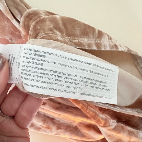 Hollister | Velvet Romper in Gold Blush | Size XS - Picture 11 of 11